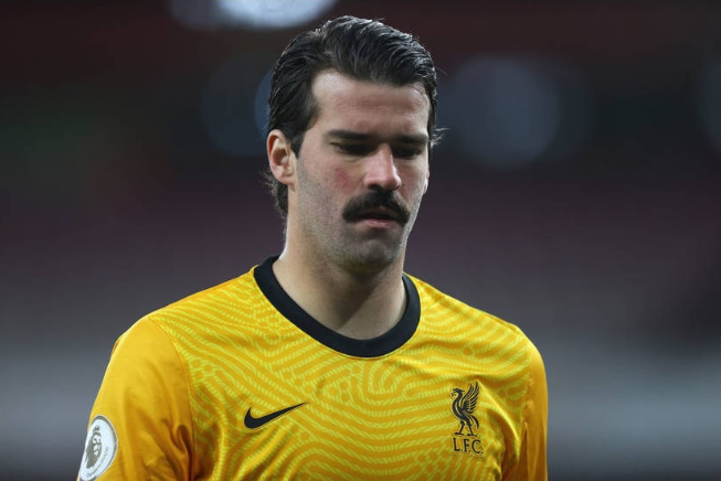 Alisson Becker raspou a barba